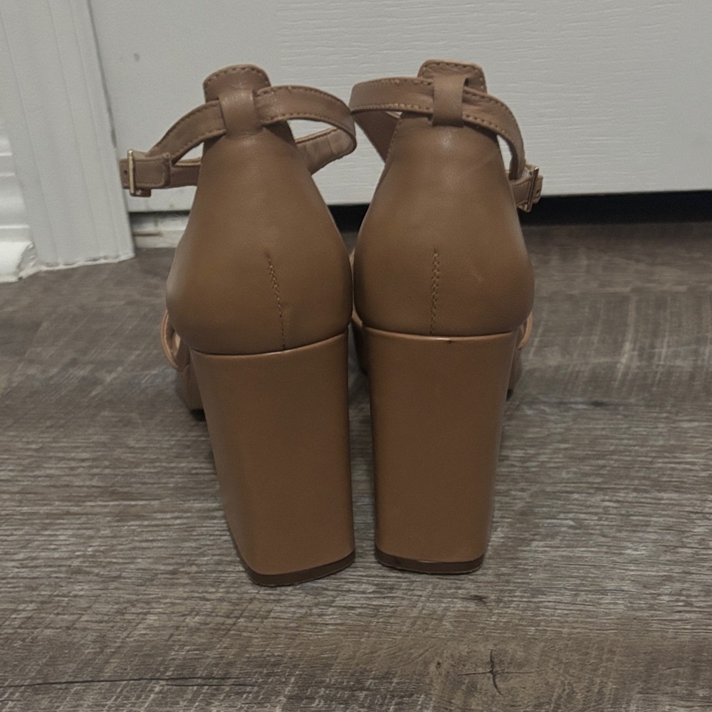 Elegant Tan and Black Women's Heels - Picture 4 of 9